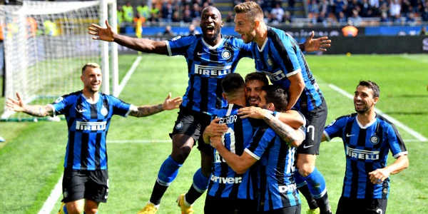 意大利足球甲级联赛国际米兰球员庆祝进球瞬间